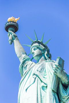 Vue rapprochée de la Statue de la Liberté sur un ciel bleu sur Maria Kray