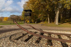 amp Westerbork - Rails du souvenir et tour de guet dans la lumière d'automne