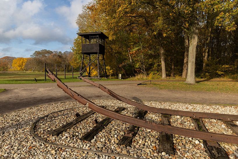 amp Westerbork - Gedenkschienen und Wachturm im Herbstlicht von KB Design & Photography (Karen Brouwer)