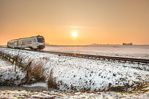 Le paysage frison sous la neige et un train qui passe sur Harrie Muis