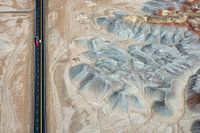 Un camion passe devant Badlands dans le Painted Desert, en Arizona, aux États-Unis.