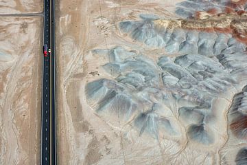 Een truck rijdt langs Badlands in de Painted Desert, Arizona, USA van Marco van Middelkoop