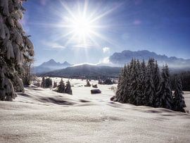 Majestätische Felsformationen ragen eindrucksvoll in den Himmel: Die Drei Zinnen präsentieren sich in perfektem Licht, umgeben von schroffen Gipfeln, alpinen Wegen und karger Hochgebirgslandschaft.