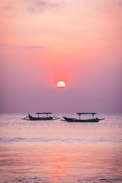 Bateaux de pêche au coucher du soleil sur la plage de Jimbaran à Bali. sur Thea.Photo