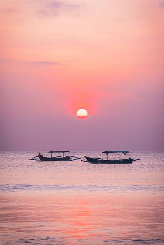 Fischerboote bei Sonnenuntergang am Strand von Jimbaran in Bali