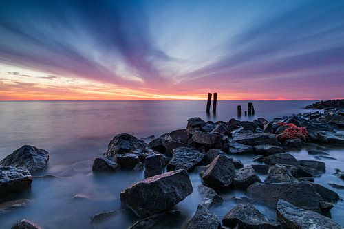 Kleurrijke wolkenlucht boven het IJsselmeer bij Den Oever