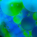 blauw en groen in druppels olie van Marjolijn van den Berg thumbnail