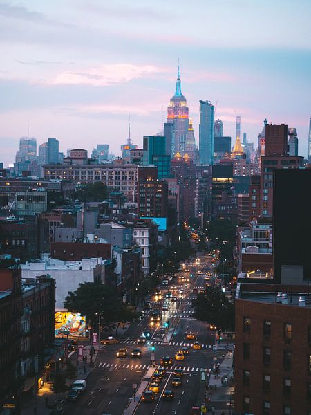 Roze zonsondergang over de Bowery en Empire state building in Manhattan, New York van Michiel Dros