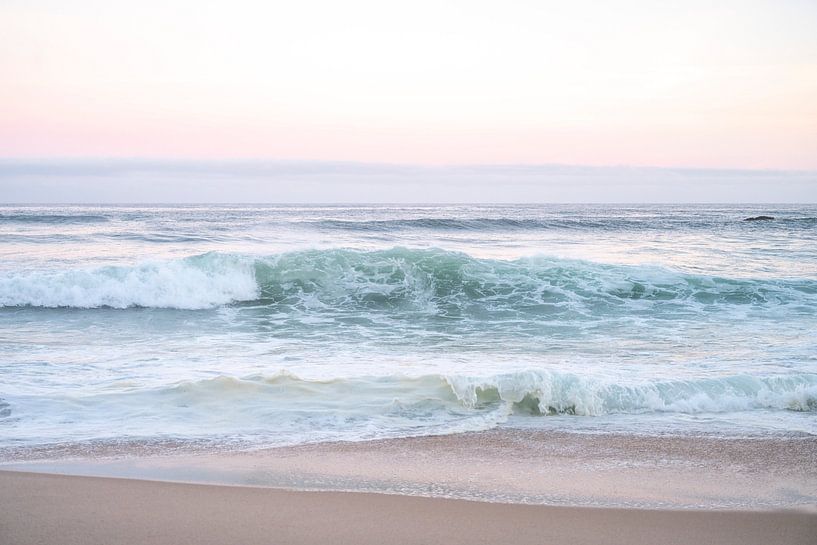 Impression d'art sur le lever du soleil à Praia da Adraga Portugal - photographie de nature et de voyage bleu et rose pastel. par Christa Stroo photography