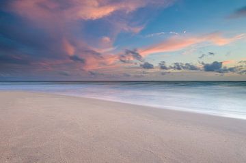 Roze zonsondergang op tropisch eiland