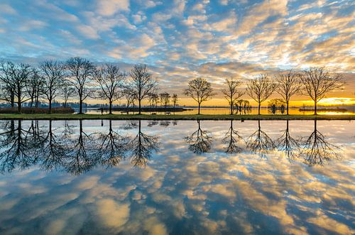 Zonsopkomst met weerspiegeling