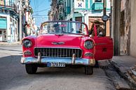 Cuba roze oldtimer van Manon Ruitenberg thumbnail