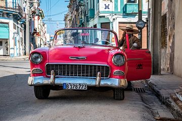 Cuba roze oldtimer van Manon Ruitenberg