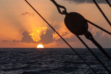 Sunset at sea by Bob de Bruin