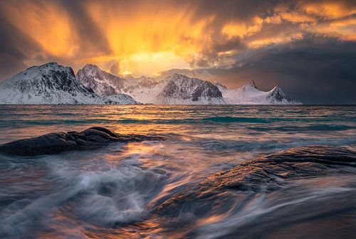 Prachtige zonsondergang op het strand van Haukland op de Lofoten in Noorwegen