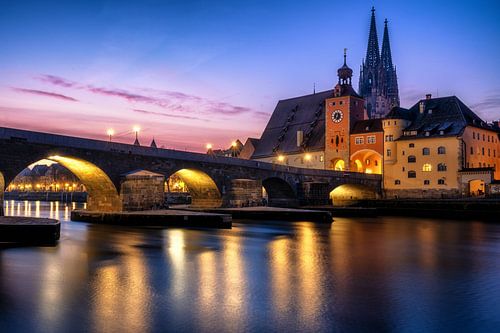 Regensburg met de Sint-Pieterskathedraal en de Stenen Brug bij zonsopgang