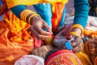 Vue éditée d'une femme indienne appliquant le troisième œil à un ami. Wout Kok One2expose