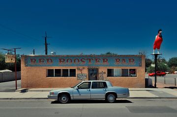 Vintage/oldtimer car bij Red Rooster Bar langs de route 66 Verenigde Staten. van Ron van der Stappen