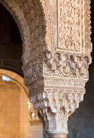 Detailfoto van een pilaar in het Alhambra