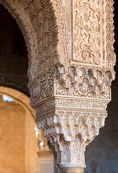 Detailfoto van een pilaar in het Alhambra