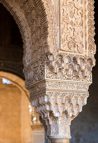 Detailfoto van een pilaar in het Alhambra