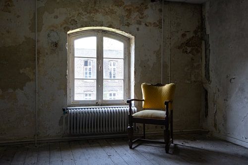 Chaise à la lumière du jour dans un monastère abandonné