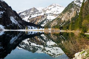 Vilsalpsee im Tannheimer Tal – ein magischer Bergsee mit klaren Farben, ruhiger Atmosphäre und beeindruckender Tiroler Bergkulisse.