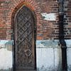 Smalle deur in centrum van Gdansk, Polen van Joost Adriaanse