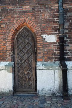 Smalle deur in centrum van Gdansk, Polen