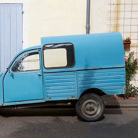 2CV bleu clair dans une rue française pittoresque sur Pieter Wolthoorn