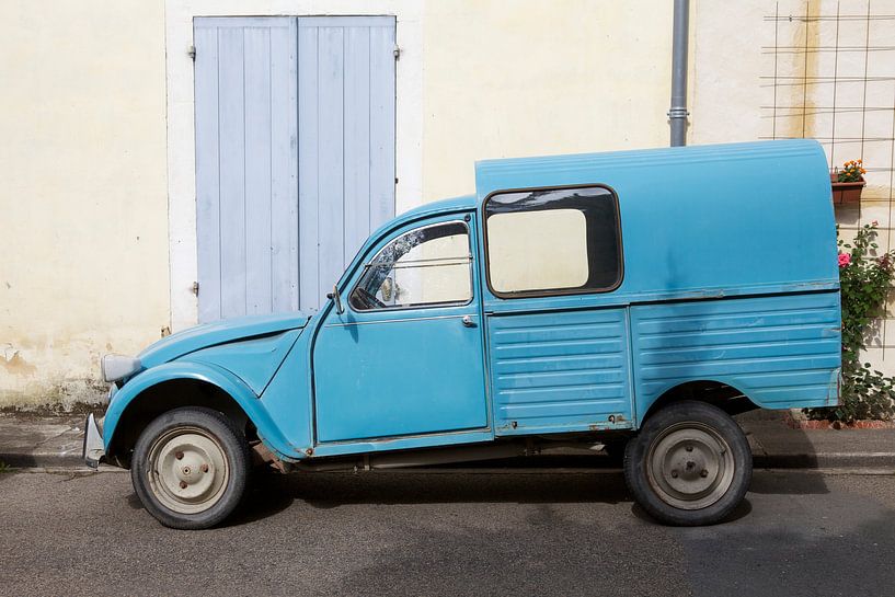 2CV bleu clair dans une rue française pittoresque par Pieter Wolthoorn