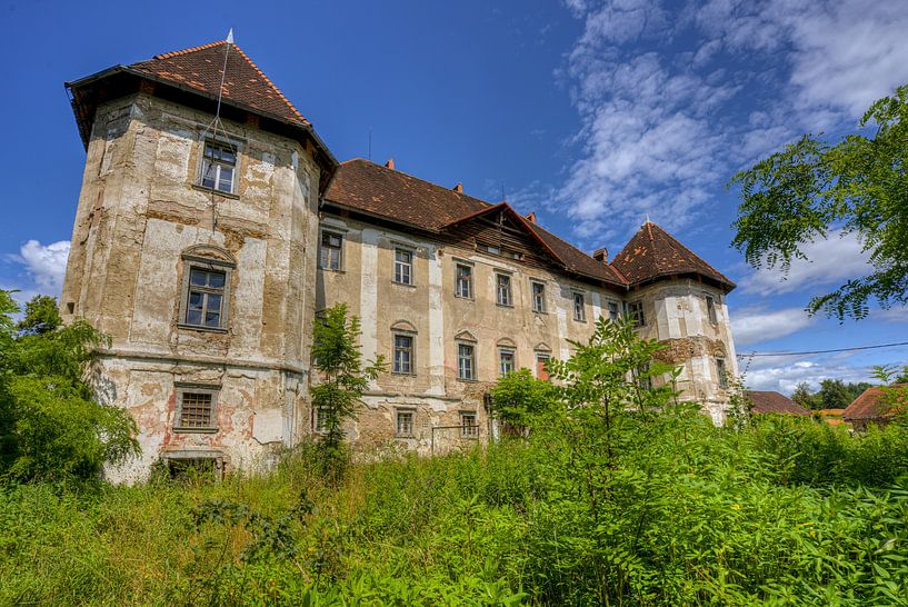 Abandoned castle in Slovenia by Wesley Van Vijfeijken