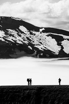 Silhouet van mensen in de bergen en sneeuw | IJsland