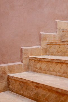 Roze traptreden in Medina van Marrakesh Marokko van Wianda Bongen