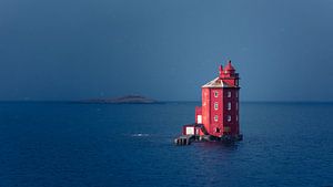 Famous red lighthouse  Kjeungskjær in the middle of the ocean near the Norwegian coast in snow storm von Robert Ruidl