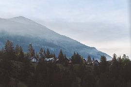 Lever de soleil dans un village de montagne