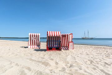 Zeilschip, 3 strandstoelen, strand in Thiessow op Rügen van GH Foto & Artdesign