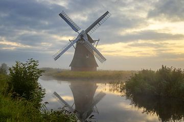 Krimstermolen in Zuidwolde im Nebel von Marga Vroom