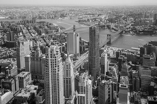 Manhattan and the Brooklyn bridge in New York City in black and white