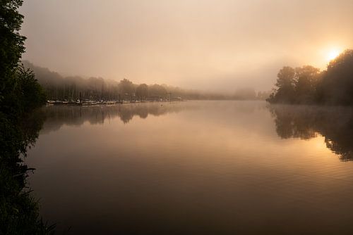 Mystieke zonsopgang op het Kemnade meer