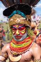 Een man van een lokale stam in Papua New Guinea