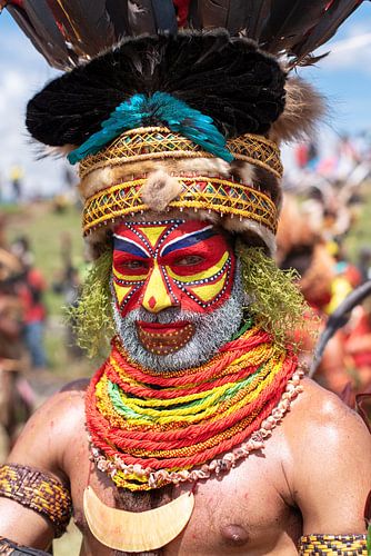 Een man van een lokale stam in Papua New Guinea