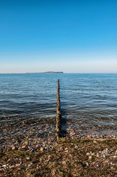 Blick nach Hiddensee, Buhnen am Bug auf Dranske von GH Foto & Artdesign