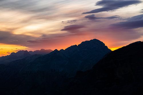 Flair van de zonsondergang boven de Dolomieten