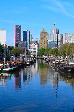 Skyline van Rotterdam met oude haven en woonboten van Studio LE-gals