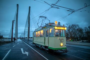 Historische tram voor de inhuldiging van de Kaiser Otto-brug in Maagdenburg van t.ART