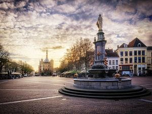 Die Waag, The Brink und die Fountain bei Sonnenschein und starken Wolken.