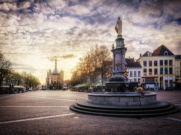 Die Waag, The Brink und die Fountain bei Sonnenschein und starken Wolken.