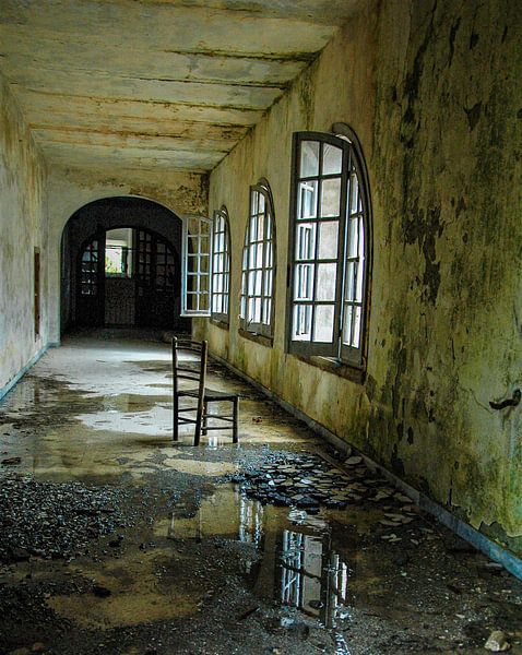 couloir dans un monastère abandonné par Heleen Sloots