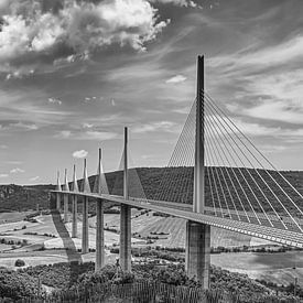 Viaduct in Millau van Jean Arntz